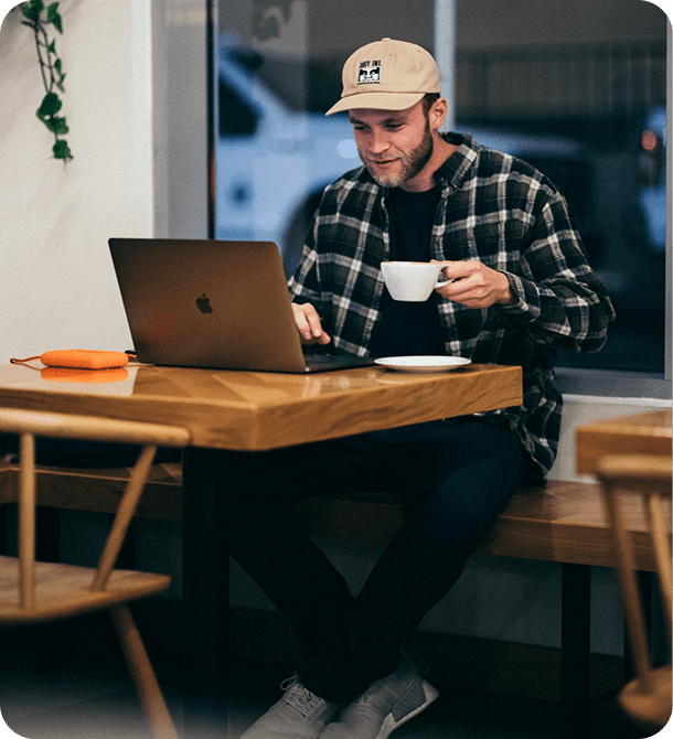 Pessoa usando notebook em um café